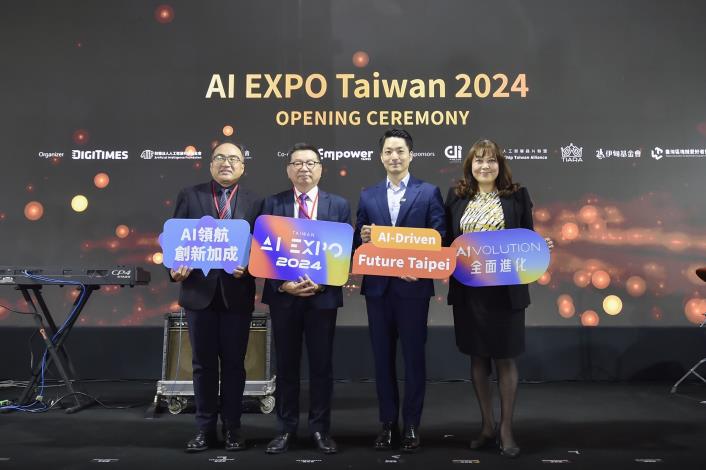 蔣萬安市長(中)出席於花博爭艷館舉行的2024 AI EXPO Taiwan開幕活動，與DIGITIMES黃欽勇社長（中左一）、數位產業署呂正華署長（中左二）、財團法人人工智慧科技基金會董事長詹婷怡在台上合影02.JPG