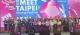 參與「2025 Meet Taipei創新創業嘉年華」的貴賓一同上台合影，預祝活動順利圓滿。