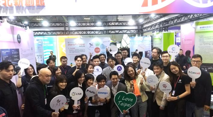 蔣市長參觀市府產業局策展的「臺北新創館」並與新創團隊合影.JPG