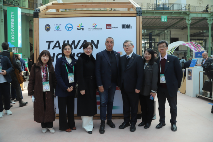 01_駐法國大使與台灣館合照：（左起）駐法國台北代表處國會及地方政務組副組長魏筳瑄、臺北市政府副市長秘書林燕雲、駐法國代表處大使郝培芝、法國國民議會議員Éric Bothorel（前友台小組主席）、臺北市政府副市長李泰興、臺北市會展產業發展基金會組長林孟儀、臺北市會展產業發展基金會主任沈裕斌