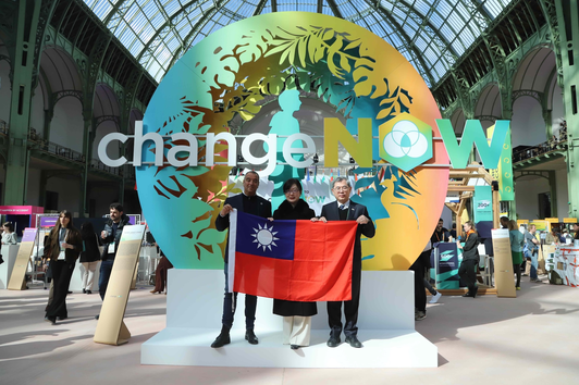 02_中華民國台灣國旗在 ChangeNow2026：（左起）法國國民議會議員Éric Bothorel （前友台小組主席）、駐法大使郝培芝、臺北市政府副市長李泰興