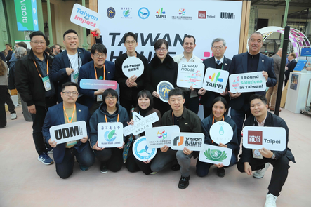 03_ChangeNow台灣館參展團隊合影：（前排左起）玩艸植造執行長陳柏燊、臺灣湛藍海洋聯盟執行長陳思穎、未來大人物主編陳淑玲、RE-THINK 專案經理蔡昇諺、臺灣湛藍海洋聯盟營運長曾鈺婷、Impact Hub Taipei 營運長張士庭、（後排左起）玩艸植造營運長高德宇、Impact Hub Taipei 執行長陳昱築、玩艸植造永續長洪誠孝、RE-THINK 執行長黃之揚、駐法大使郝培芝、ChangeNow 創辦人暨執行長 Santiago Lefebvre、臺北市政府副市長李泰興、法國國民議會議員 Éric Bothorel